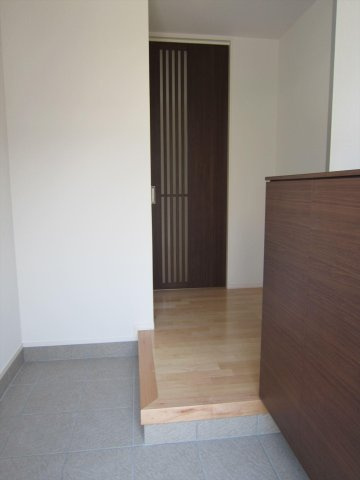 西古松戸建の玄関