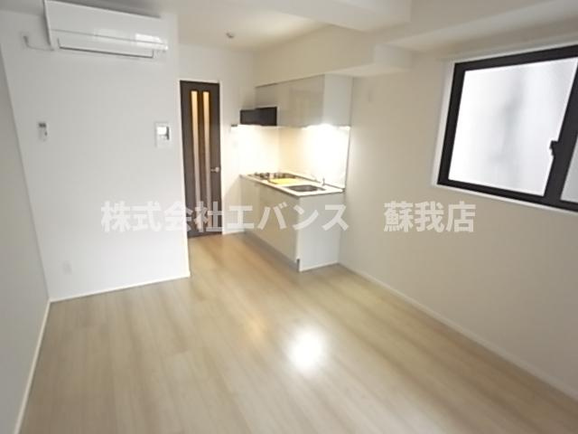 【居間・リビング】 | テリアズ港町 | こちらのリビングで趣味の時間をお楽しみください