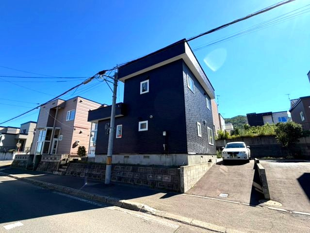 稲穂4条5丁目の外観|車の通りが少ない閑静な住宅街です。