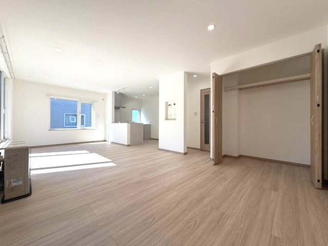 稲穂4条5丁目の居間・リビング|収納がついているため住空間を広々使えます。