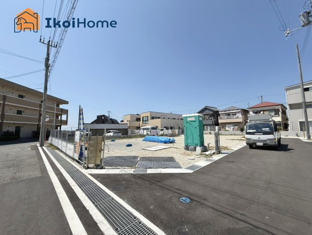 明石市松江　6号地　新築戸建の駐車場|●年中無休：当日予約可●前面道路は約5ｍございます！フラットな土地です！建物はオール電化住宅！