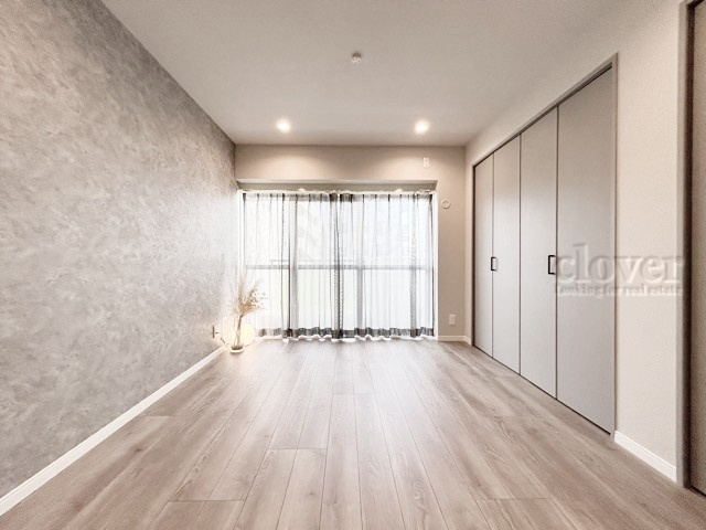 【洋室】 | マンションヴィップ四谷 | 窓から明るい光が差し込む洋室。ベッドを置いて個人居室にする場合は、多くの時間を過ごすことになる空間です。使い勝手や落ち着きを想像してください。～即日のご見学可能～　お問合せはお気軽にどうぞ。
