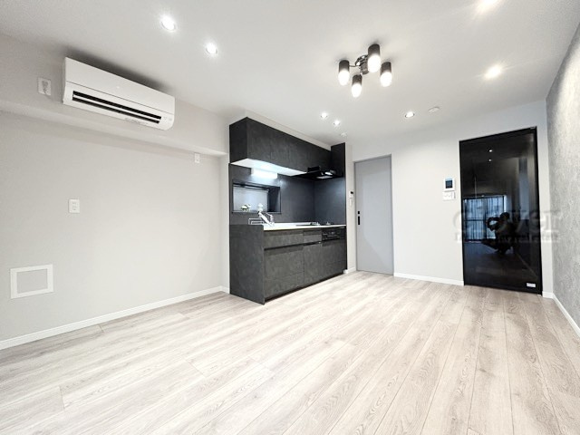 【居間・リビング】 | マンションヴィップ四谷 | くつろぎの空間であるLDKを、バルコニー側から写しました。明るく、そして奥行きのある様子をご確認ください。～即日のご見学可能～　お問合せはお気軽にどうぞ。
