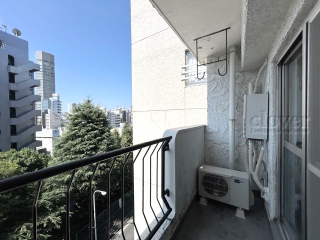 【バルコニー】 | マンションヴィップ四谷 | バルコニーの様子。ここからの眺めが、日々のストレスを発散してくれることでしょう。ちなみにバルコニーは専有部分ではなく「共用部分」の扱いです。～即日のご見学可能～　お問合せはお気軽にどうぞ。
