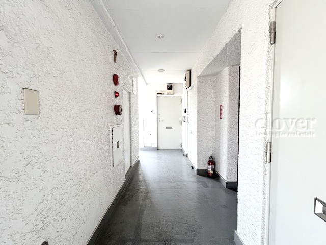 【その他共用部分】 | マンションヴィップ四谷 | マンションの共用廊下です。きれいに清掃されています。周囲のお部屋の様子も、ぜひ伺ってみてください。～即日のご見学可能～　お問合せはお気軽にどうぞ。