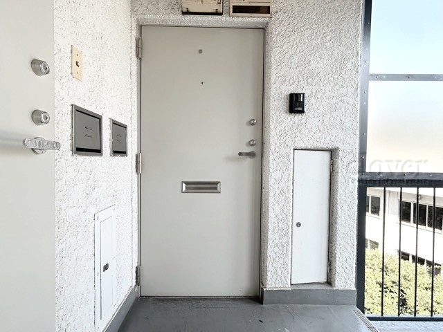 【その他共用部分】 | マンションヴィップ四谷 | 皆様をお迎えする、お部屋の玄関ドア。開けやすさや開放角度、ドアノブの操作しやすさや鍵の形状などを、現地で一度ご確認ください。～即日のご見学可能～　お問合せはお気軽にどうぞ。
