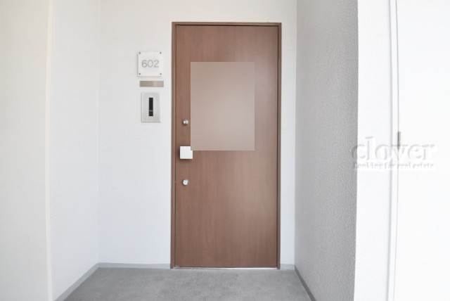 【その他共用部分】 | クローバー亀戸 | 皆様をお迎えする、お部屋の玄関ドア。開けやすさや開放角度、ドアノブの操作しやすさや鍵の形状などを、現地で一度ご確認ください。～即日のご見学可能～　お問合せはお気軽にどうぞ。
