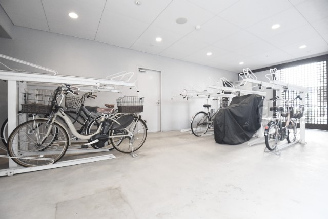 【駐車場】 | クローバー亀戸 | 自転車置き場。マンションの共用部にあたります。空きの有無や駐輪料金、各戸の台数制限などについては、改めてお問い合わせください。～即日のご見学可能～　お問合せはお気軽にどうぞ。
