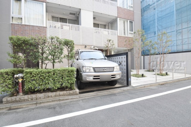 【駐車場】 | クローバー亀戸 | マンションの駐車場スペース。空きの有無や駐車料金、サイズ規定などについては、改めてお問い合わせください。～即日のご見学可能～　お問合せはお気軽にどうぞ。
