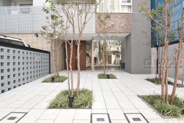 【エントランス】 | クローバー亀戸 | マンションの正面エントランス。出入りする人間を癒してくれるマンション入り口であり、その建物の「顔」でもあります。～即日のご見学可能～　お問合せはお気軽にどうぞ。
