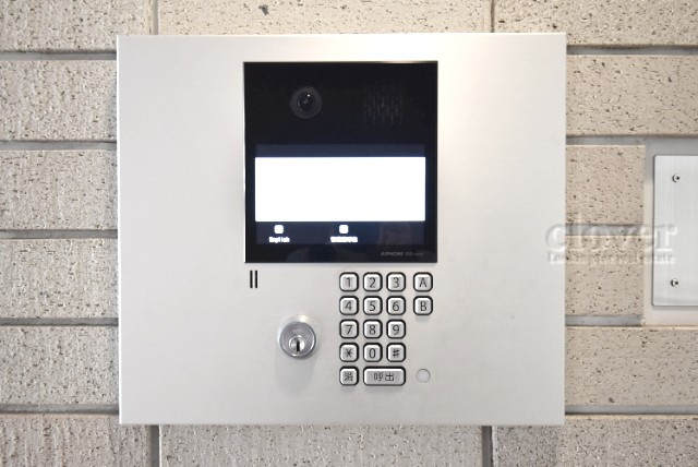 【防犯設備】 | クローバー亀戸 | モニター（カメラ）付きのオートロックが備えられています。建物のセキュリティ能力の高さは、欠かすことのできないチェックポイントになります。～即日のご見学可能～　お問合せはお気軽にどうぞ。
