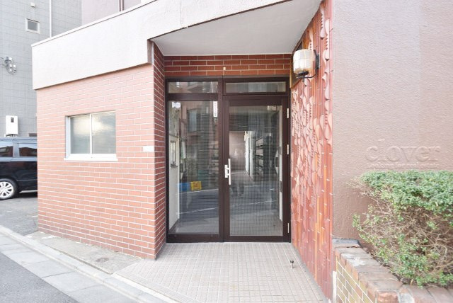 【エントランス】 | マンション祐天寺 | お客様を、そして住人を出迎えてくれるマンションのエントランス。ゴミが落ちていないことからも、管理状態の良さや住民の節度の高さが見て取れます。～即日のご見学可能～　お問合せはお気軽にどうぞ。
