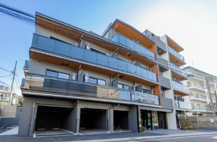 【外観】 | アジールコート方南町テラス | 鉄筋コンクリート造のがっちりとした建物。