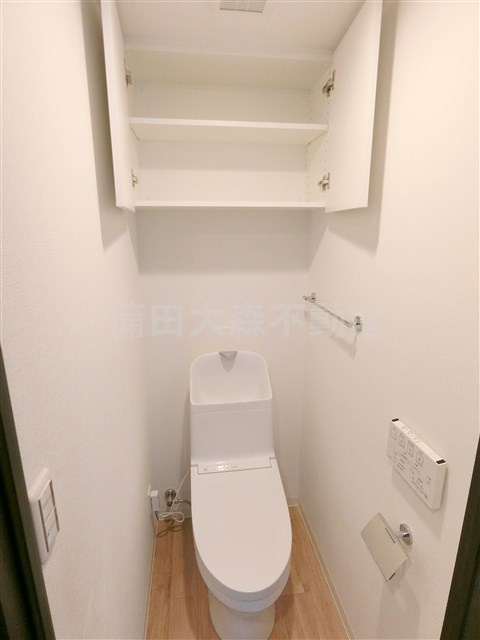 ドゥーエ大鳥居WESTのトイレ|吊戸棚と温水洗浄便座付きのトイレ