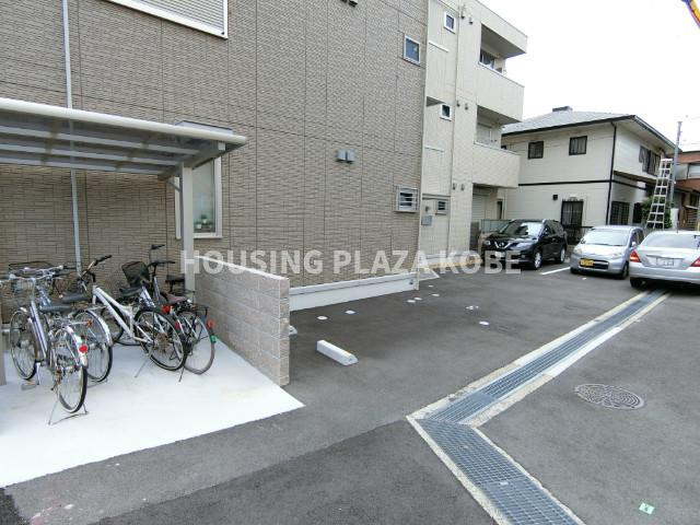 ラ　メゾンアンソレイエ板宿の駐車場