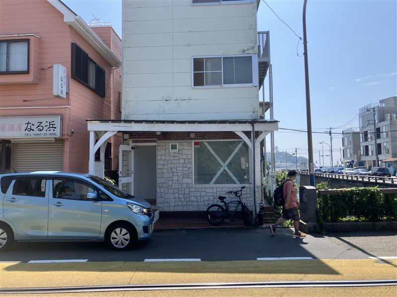 腰越２丁目テナントの駐車場|こちらはA号室側外観