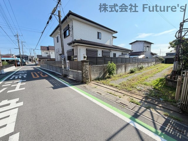 三郷市彦成1丁目　建築条件無し売地の前面道路含む現地写真|前面道路含む現地写真です。