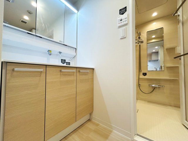 六角橋商店街の温もりを感じる♪戸建て感覚のテラス・駐車場専用使用権付きのリノベマンション☆1階の部屋にしかない良さがここにあり！駐車場から室内へスムーズにアクセス♪【リノベ／コスモ白楽シティフォルム】の独立洗面台