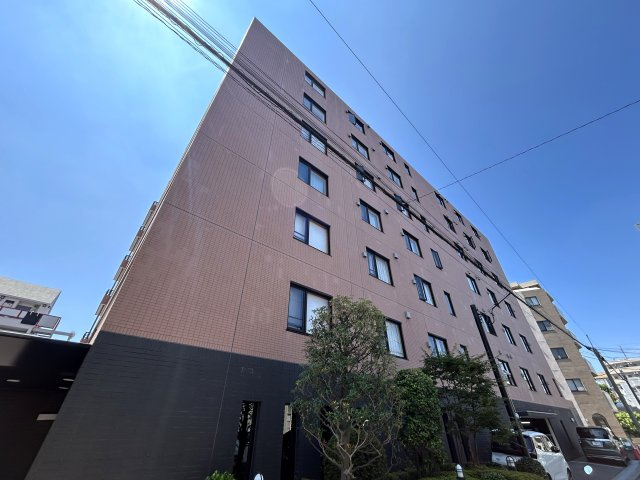 六角橋商店街の温もりを感じる♪戸建て感覚のテラス・駐車場専用使用権付きのリノベマンション☆1階の部屋にしかない良さがここにあり！駐車場から室内へスムーズにアクセス♪【リノベ／コスモ白楽シティフォルム】の外観