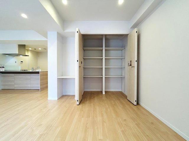 六角橋商店街の温もりを感じる♪戸建て感覚のテラス・駐車場専用使用権付きのリノベマンション☆1階の部屋にしかない良さがここにあり！駐車場から室内へスムーズにアクセス♪【リノベ／コスモ白楽シティフォルム】の収納