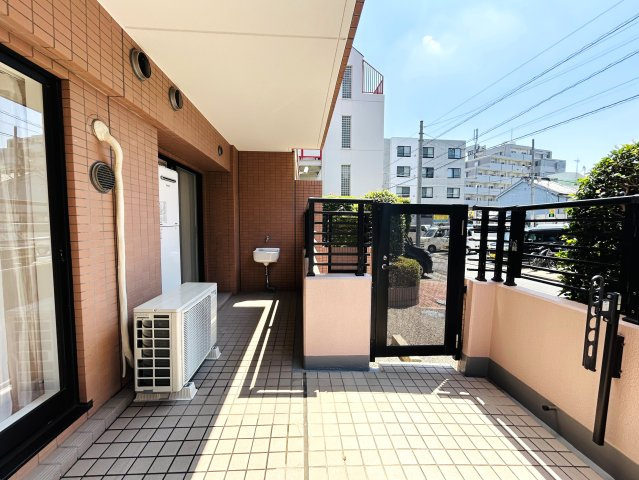 六角橋商店街の温もりを感じる♪戸建て感覚のテラス・駐車場専用使用権付きのリノベマンション☆1階の部屋にしかない良さがここにあり！駐車場から室内へスムーズにアクセス♪【リノベ／コスモ白楽シティフォルム】のバルコニー