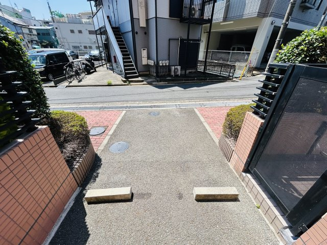六角橋商店街の温もりを感じる♪戸建て感覚のテラス・駐車場専用使用権付きのリノベマンション☆1階の部屋にしかない良さがここにあり！駐車場から室内へスムーズにアクセス♪【リノベ／コスモ白楽シティフォルム】の駐車場