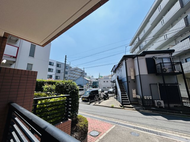 六角橋商店街の温もりを感じる♪戸建て感覚のテラス・駐車場専用使用権付きのリノベマンション☆1階の部屋にしかない良さがここにあり！駐車場から室内へスムーズにアクセス♪【リノベ／コスモ白楽シティフォルム】の展望