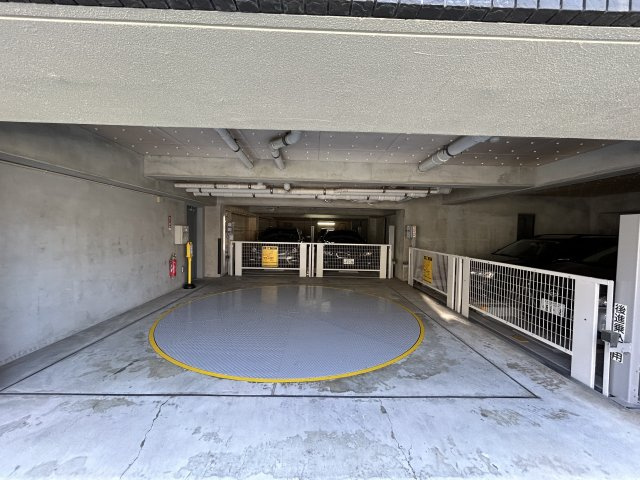 六角橋商店街の温もりを感じる♪戸建て感覚のテラス・駐車場専用使用権付きのリノベマンション☆1階の部屋にしかない良さがここにあり！駐車場から室内へスムーズにアクセス♪【リノベ／コスモ白楽シティフォルム】の駐車場