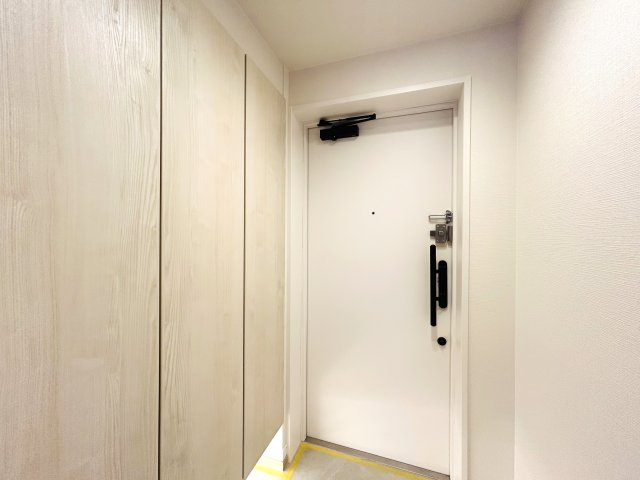 六角橋商店街の温もりを感じる♪戸建て感覚のテラス・駐車場専用使用権付きのリノベマンション☆1階の部屋にしかない良さがここにあり！駐車場から室内へスムーズにアクセス♪【リノベ／コスモ白楽シティフォルム】の玄関