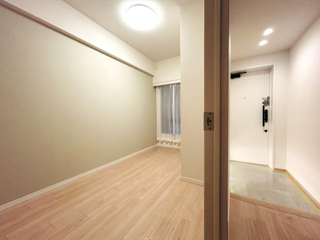六角橋商店街の温もりを感じる♪戸建て感覚のテラス・駐車場専用使用権付きのリノベマンション☆1階の部屋にしかない良さがここにあり！駐車場から室内へスムーズにアクセス♪【リノベ／コスモ白楽シティフォルム】の洋室