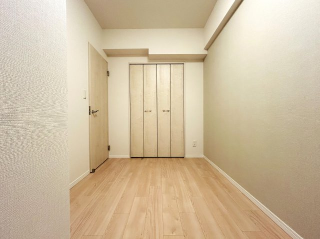 六角橋商店街の温もりを感じる♪戸建て感覚のテラス・駐車場専用使用権付きのリノベマンション☆1階の部屋にしかない良さがここにあり！駐車場から室内へスムーズにアクセス♪【リノベ／コスモ白楽シティフォルム】の洋室
