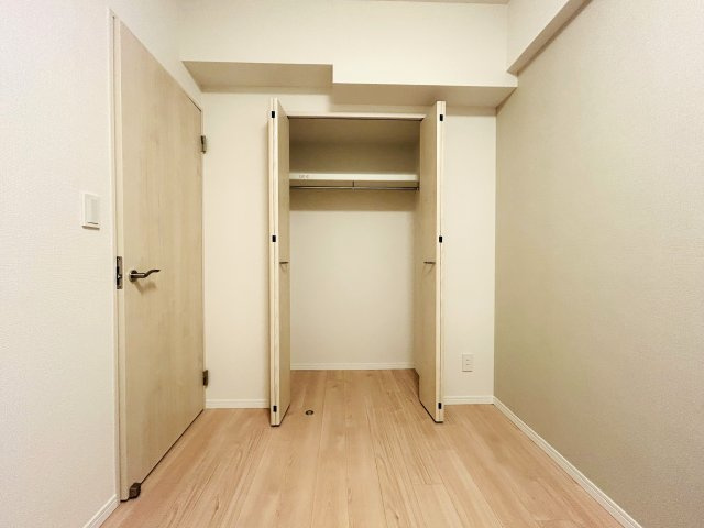 六角橋商店街の温もりを感じる♪戸建て感覚のテラス・駐車場専用使用権付きのリノベマンション☆1階の部屋にしかない良さがここにあり！駐車場から室内へスムーズにアクセス♪【リノベ／コスモ白楽シティフォルム】の収納