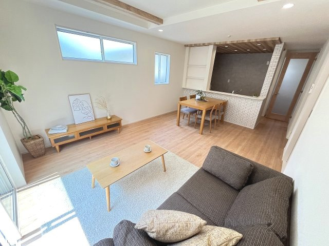 【居間・リビング】 | 福岡市南区曰佐3丁目　4号棟（全4棟）【仲介手数料無料・0円】 | 施工例。施工例は完成時と異なる場合があります。