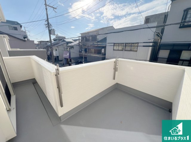 東大阪市豊浦町　第1期　新築一戸建のバルコニー|ワイドバルコニーは洗濯物を干すスペースが広いのでご家族が多くても安心！