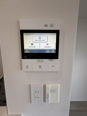 RICウエストコート４番街東棟の防犯設備|来訪者の顔を大きな画面からはっきりと確認できる、安心のTVモニター付きインターホン。不審者や不要な勧誘への対策に高い効果を発揮し、一人暮らしの方や小さなお子様のお留守番時にも心強い防犯設備です。
