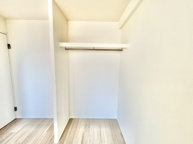 RICウエストコート４番街東棟の収納|扉をあえて無くしたオープンタイプのクローゼット。毎日の衣類の出し入れがスムーズで、湿気がこもりにくいのもメリットです。ハンガーパイプと枕棚付きで、お洋服や小物を無駄なく機能的に整理できます