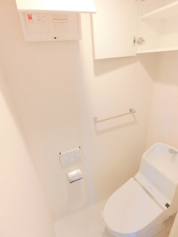メゾンドアーク南大井のトイレ|棚収納と温水洗浄便座付きのトイレ　