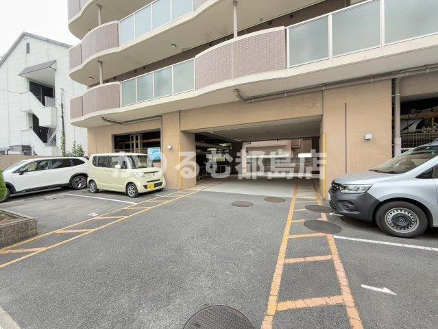 ラ・ペジブルの駐車場