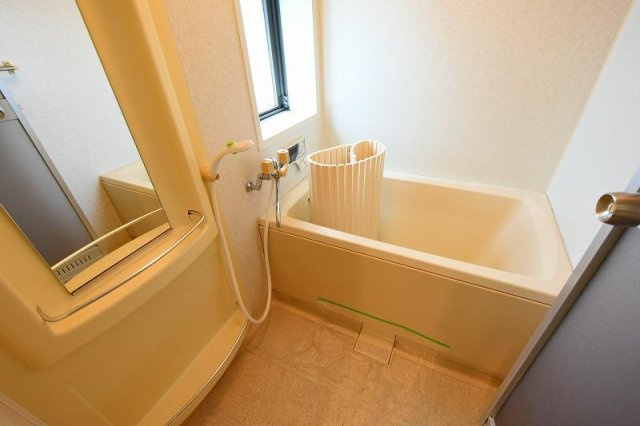 浴室に窓有り！換気しやすい♪