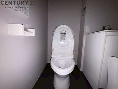 温水洗浄便座付きのトイレです♪