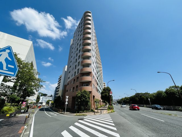 なんといってもこの立地◎東神奈川駅まで徒歩３分！東神奈川からJRで横浜駅まで３分！行ってきますから横浜駅まで10分て！要は最高ってこと。な【リノベ／パークホームズ東神奈川ステーションアリーナ】の外観|外はこのようになっています
