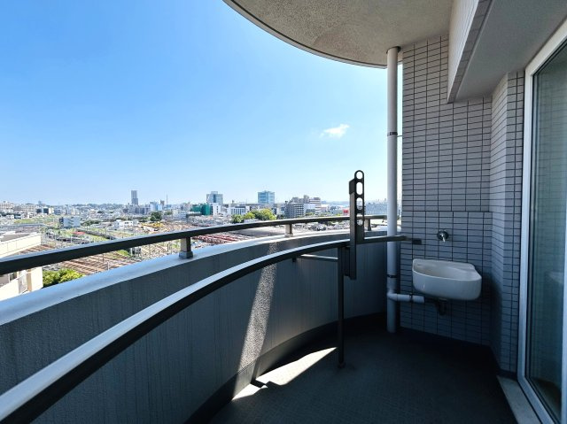 なんといってもこの立地◎東神奈川駅まで徒歩３分！東神奈川からJRで横浜駅まで３分！行ってきますから横浜駅まで10分て！要は最高ってこと。な【リノベ／パークホームズ東神奈川ステーションアリーナ】のバルコニー|バルコニーがあります