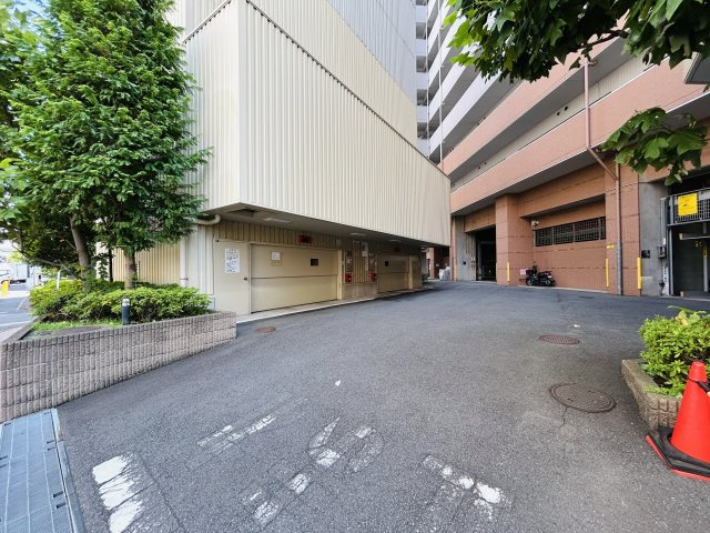 なんといってもこの立地◎東神奈川駅まで徒歩３分！東神奈川からJRで横浜駅まで３分！行ってきますから横浜駅まで10分て！要は最高ってこと。な【リノベ／パークホームズ東神奈川ステーションアリーナ】の駐車場|カースペースがあります