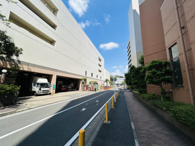なんといってもこの立地◎東神奈川駅まで徒歩３分！東神奈川からJRで横浜駅まで３分！行ってきますから横浜駅まで10分て！要は最高ってこと。な【リノベ／パークホームズ東神奈川ステーションアリーナ】の周辺