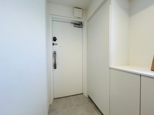 なんといってもこの立地◎東神奈川駅まで徒歩３分！東神奈川からJRで横浜駅まで３分！行ってきますから横浜駅まで10分て！要は最高ってこと。な【リノベ／パークホームズ東神奈川ステーションアリーナ】の玄関|落ち着いた玄関です
