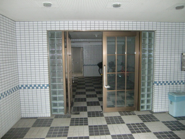 神戸市灘区高徳町１丁目の賃貸マンションのエントランス