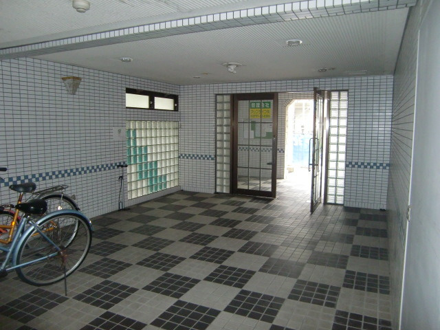 神戸市灘区高徳町１丁目の賃貸マンションのエントランス
