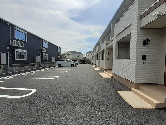 オーロラ中村南の駐車場