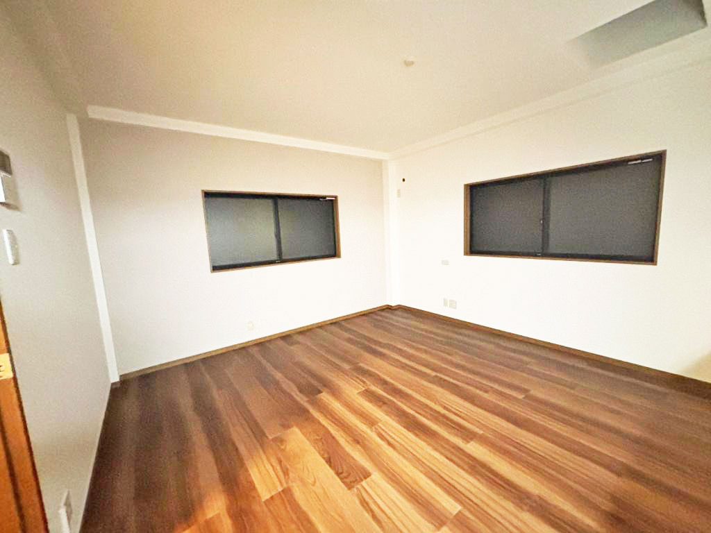 大阪市淀川区三津屋中2丁目中古一戸建て｜4LDK＋駐車1台可の居間・リビング|LDK約11.1帖
2面採光・通風の窓配置を採用したリビングです。自然光が差し込みやすく、窓から心地よい風が通り抜ける、明るく爽やかな空間が広がります。