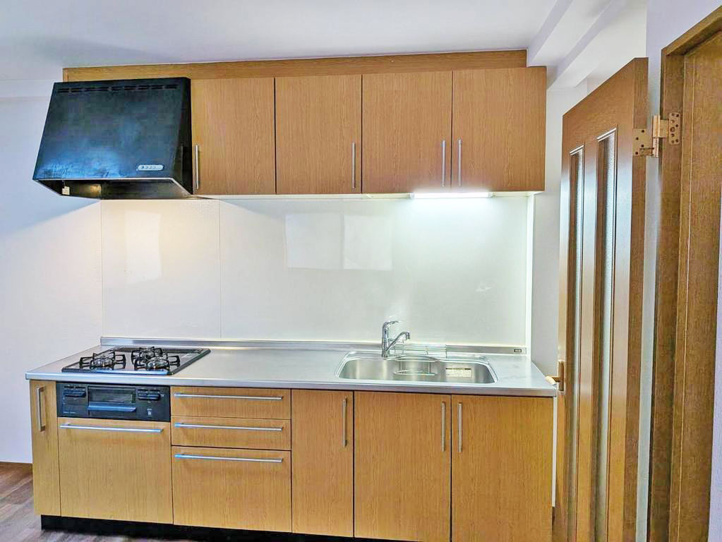 大阪市淀川区三津屋中2丁目中古一戸建て｜4LDK＋駐車1台可のキッチン|壁付タイプのキッチンで作業に集中できるので、毎日の調理も快適に行えます。
